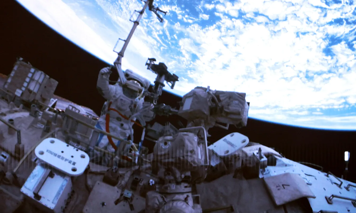 Trung Quốc công bố hai phi hành gia nước ngoài đầu tiên