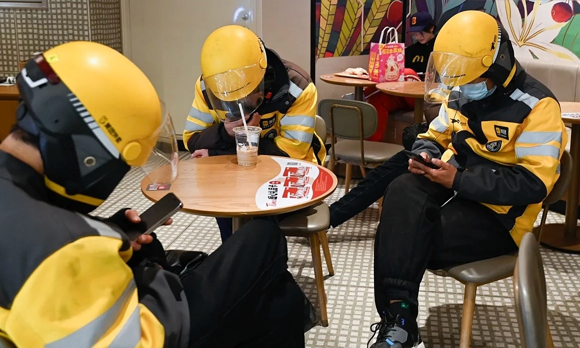 Chiếc bánh kem phanh phui góc khuất giao đồ ăn ở Trung Quốc