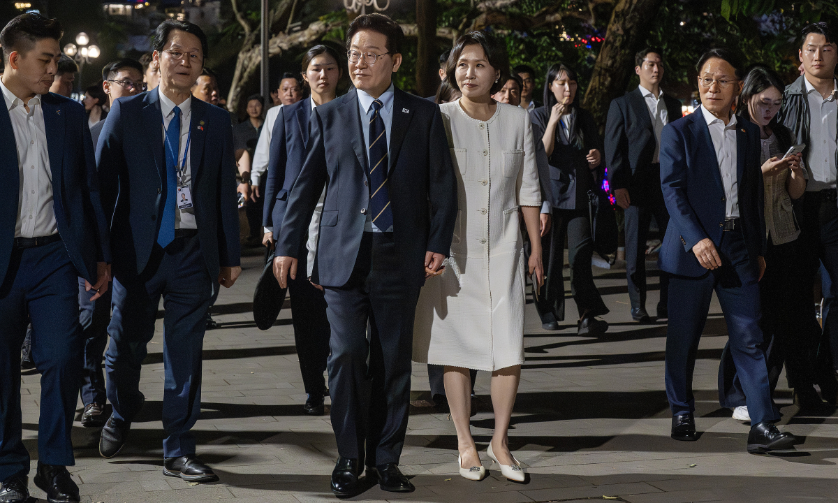 Tổng thống Hàn Quốc và phu nhân ăn kem, dạo Hồ Gươm