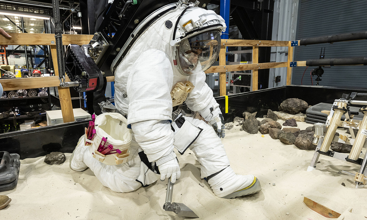 NASA có thể chậm đổ bộ Mặt Trăng do thiếu bộ đồ vũ trụ