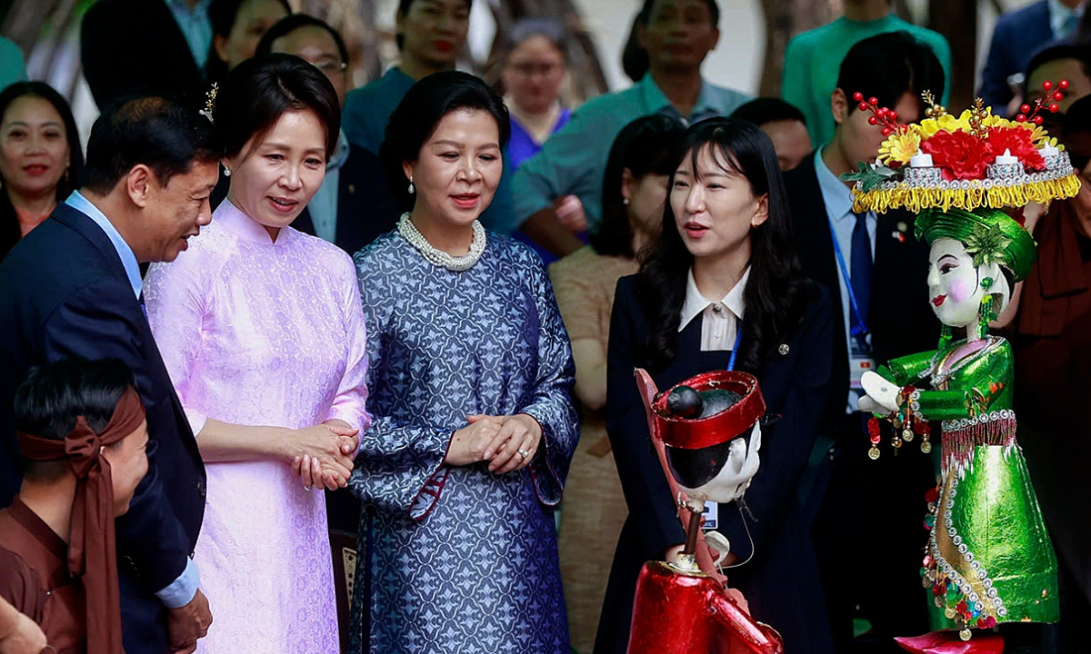 Phu nhân Tổng thống Hàn Quốc xem múa rối nước, làm bánh tại Hà Nội