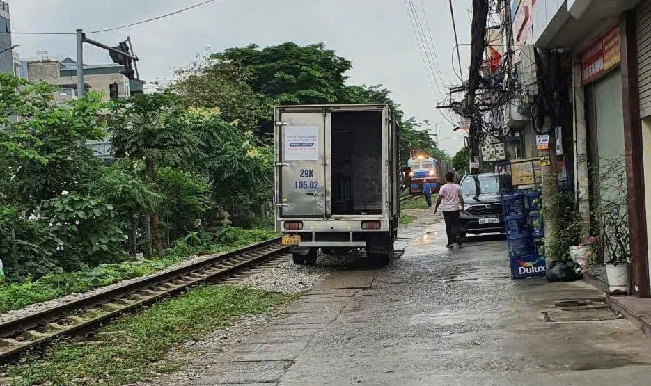 hàTàu hỏa dừng khẩn cấp, chờ ôtô rời hành lang an toàn