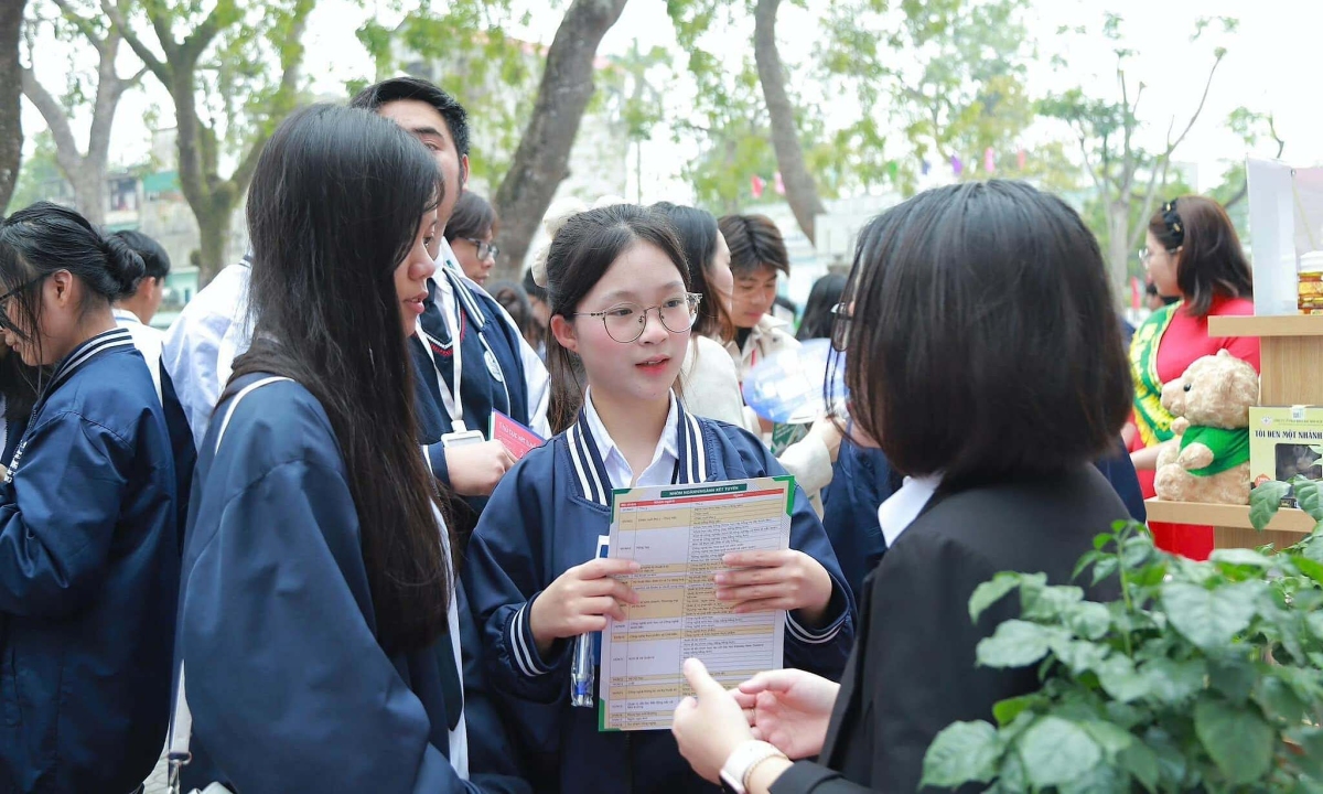 Sinh viên bức xúc vì bị 'ép' tham gia câu lạc bộ