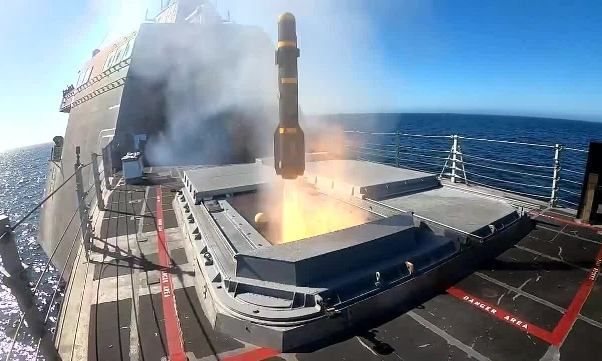 Mỹ gấp rút trang bị tên lửa chống UAV cho nhóm tàu sân bay