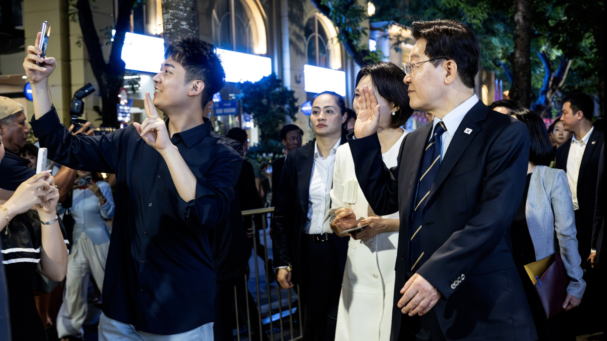 Tổng thống Hàn Quốc và phu nhân bắt tay người dân ở Hồ Gươm
