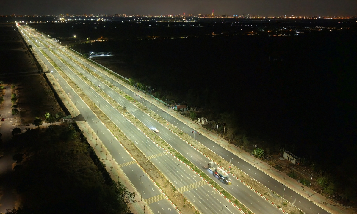 Tuyến nối sân bay Long Thành sáng rực như 'đường băng'