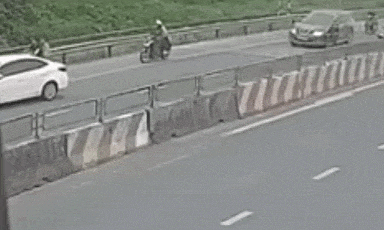 Xe máy lao ngược chiều vào xe khác như cảm tử