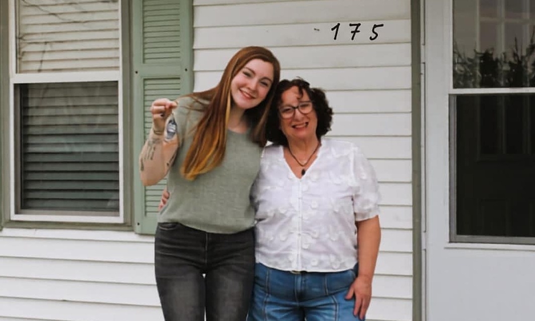 Cô gái 21 tuổi làm việc cật lực để mua lại 'ngôi nhà kỷ niệm'