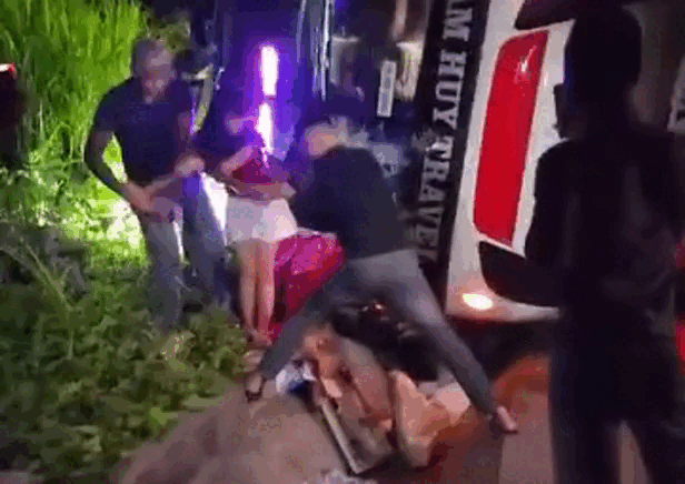 Lật xe chở 39 hành khách