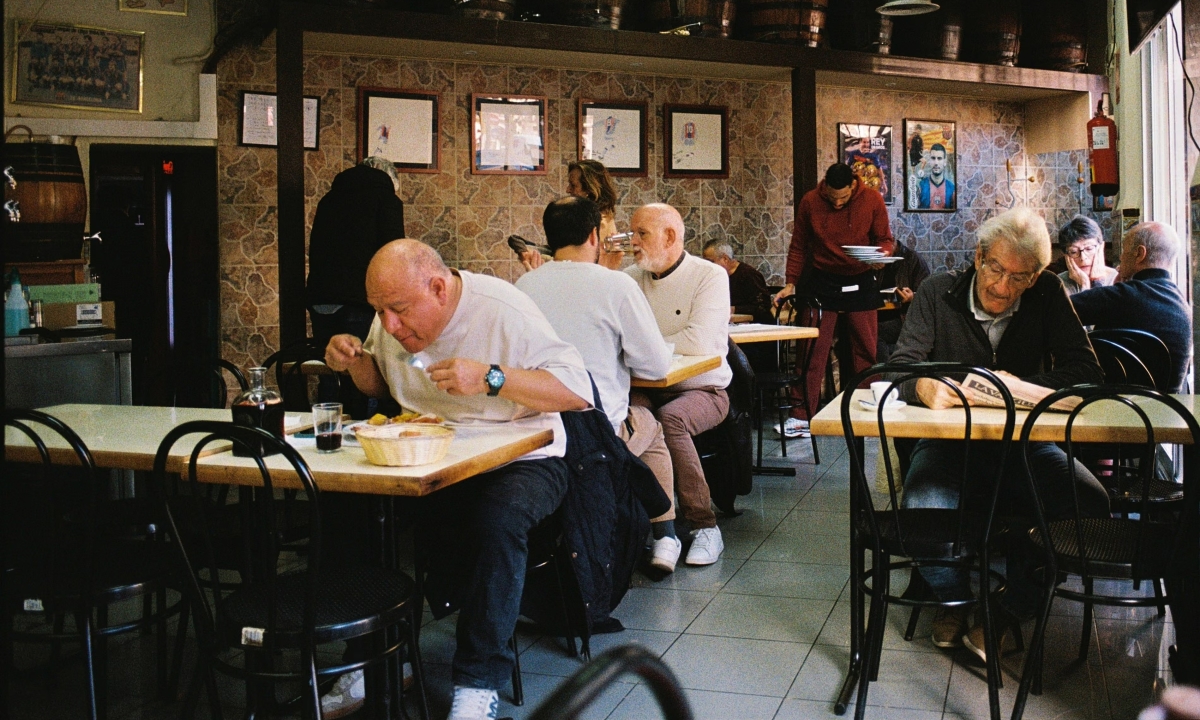 Người châu Âu thắt chặt chi tiêu vì xung đột Iran