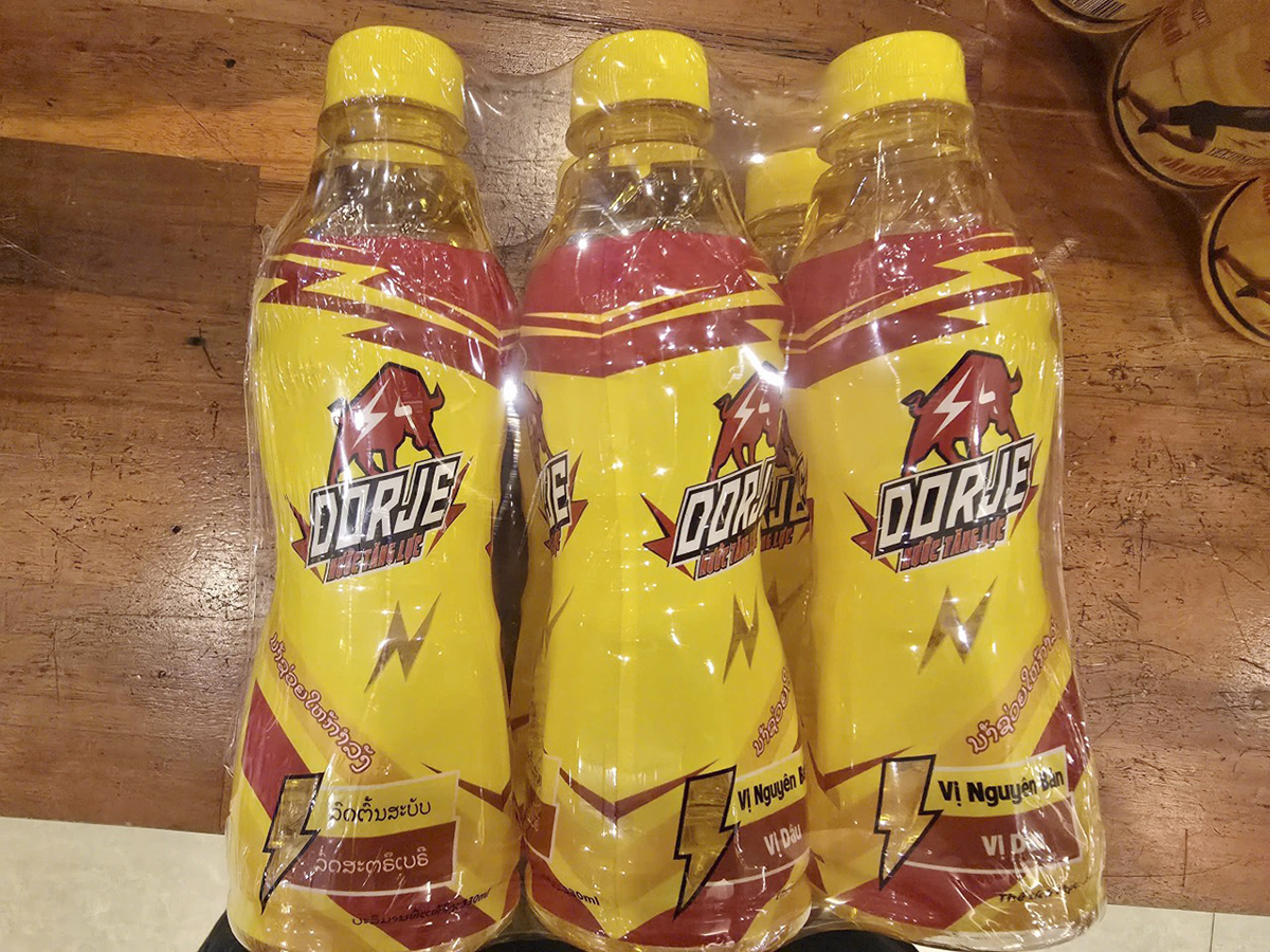 Làm giả nước tăng lực, bán gần cổng trường học