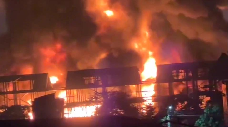 Cháy kho sơn rộng hàng trăm m2 ở Hà Nội