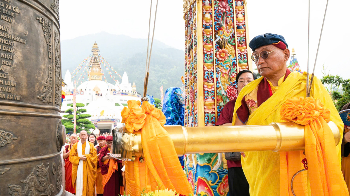 Pháp Vương Gyalwang Drukpa thỉnh chuông cầu nguyện hòa bình