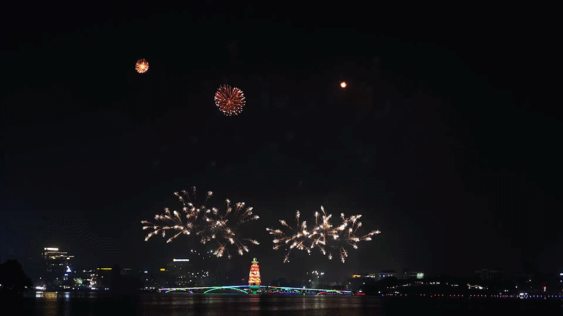 Biển người xem pháo hoa dịp giỗ Tổ Hùng Vương