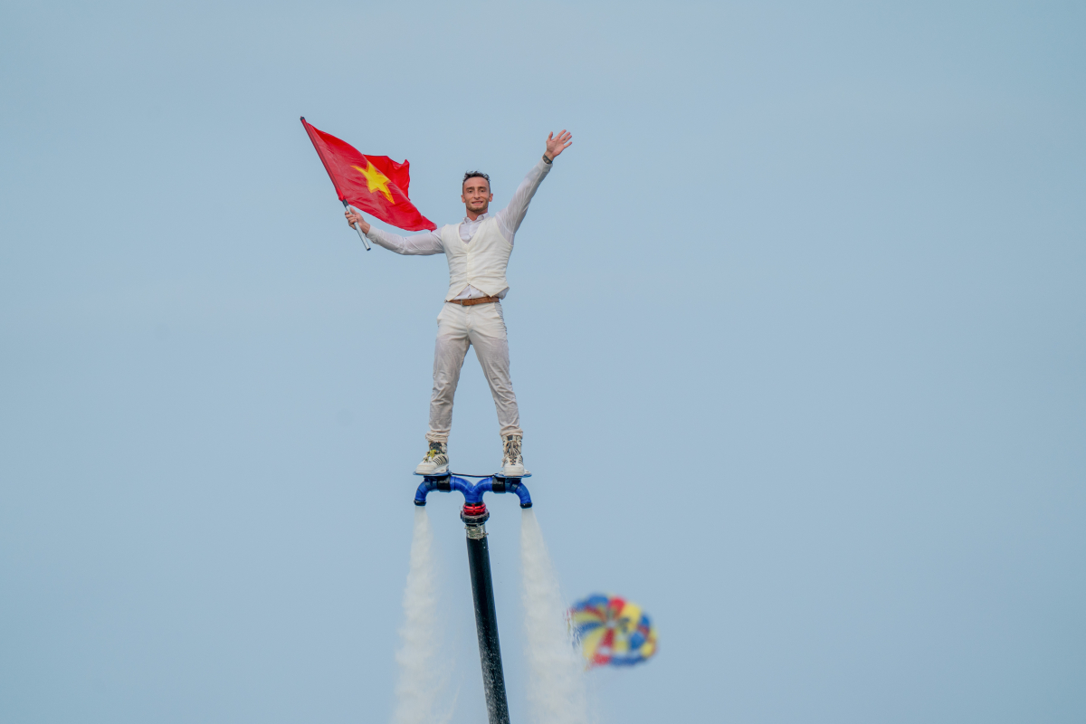 Lần đầu trình diễn flyboard trên bãi biển công cộng Đà Nẵng