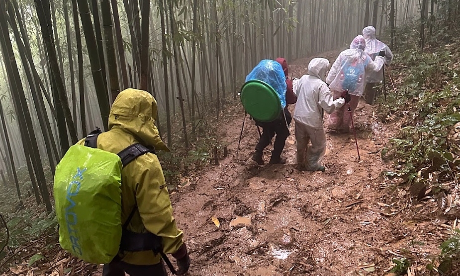 Cả ngày ngồi điều hòa, ôm điện thoại, bỗng đòi 'đu trend' leo núi chữa lành
