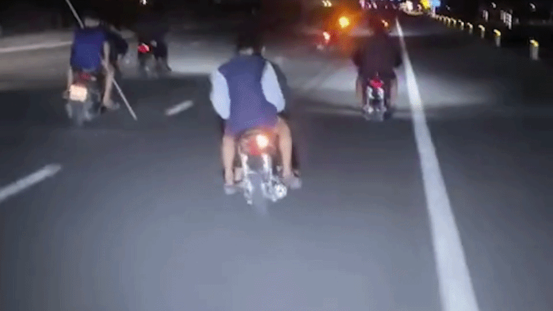 Hơn 30 thiếu niên cầm đao kiếm đuổi đánh người đi đường