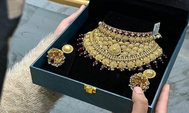 Vàng đắt đỏ, cô dâu Nam Á tìm đến trang sức mỹ ký