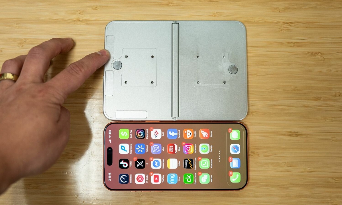 Mô hình iPhone gập so dáng cùng thiết bị Apple