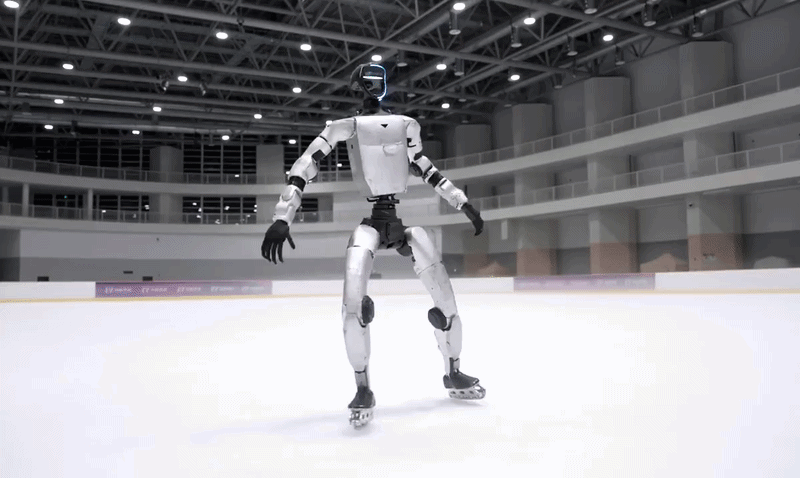Robot hình người Trung Quốc trượt patin, lướt trên sân băng