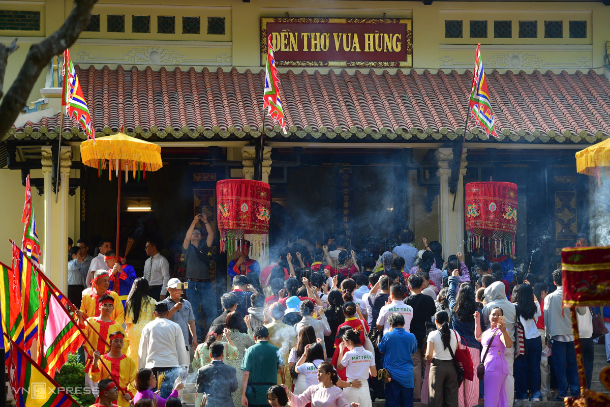 Người TP HCM dâng lễ giỗ Tổ trong ngôi đền 100 tuổi