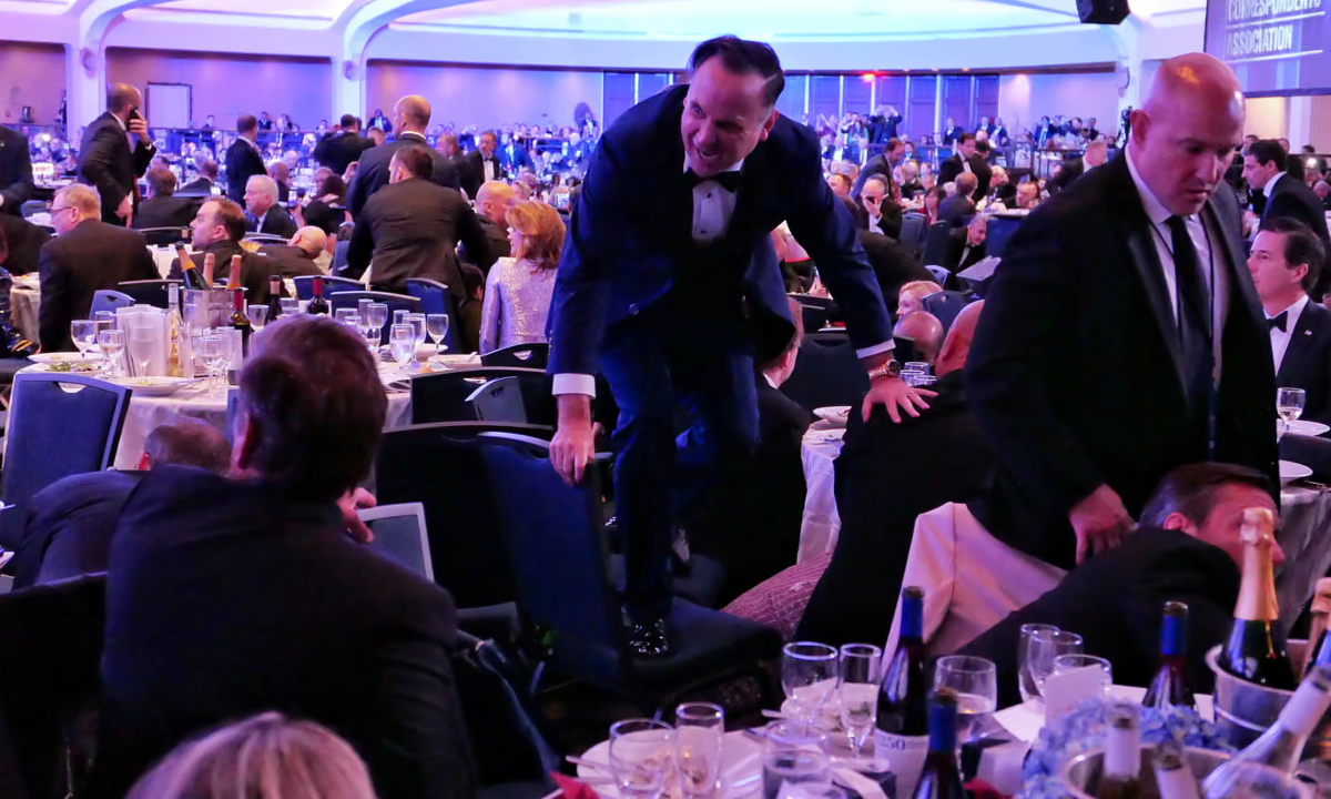 Cảnh hỗn loạn khi súng nổ tại nơi ông Trump dự tiệc