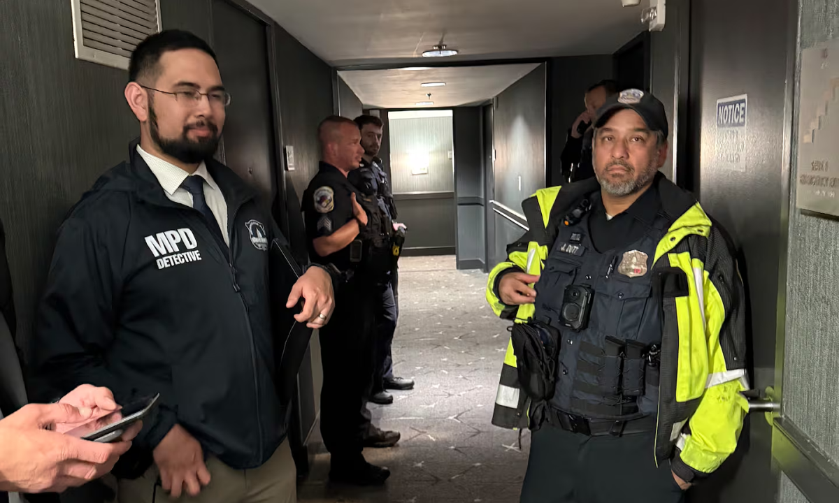 Nghi vấn về lỗ hổng an ninh trong bữa tiệc mà ông Trump tham dự