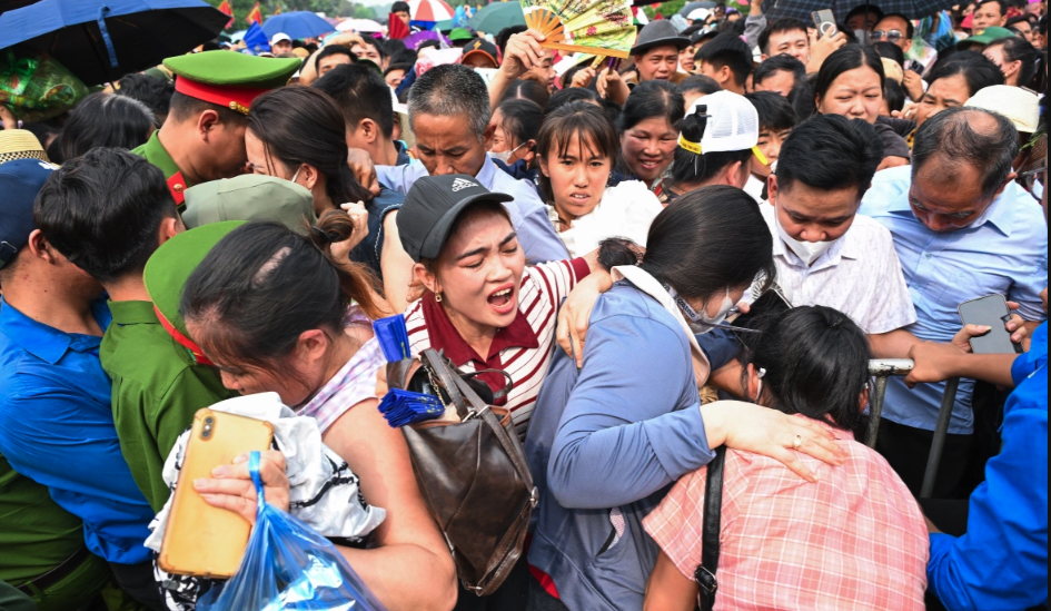 Dòng người chen lấn ở đền Hùng