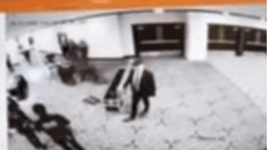 Camera ghi cảnh tay súng lao qua chốt an ninh nơi ông Trump dự tiệc