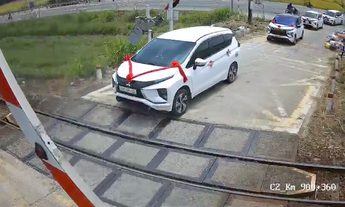 Ôtô đám cưới suýt kẹt giữa gác chắn khi tàu sắp tới