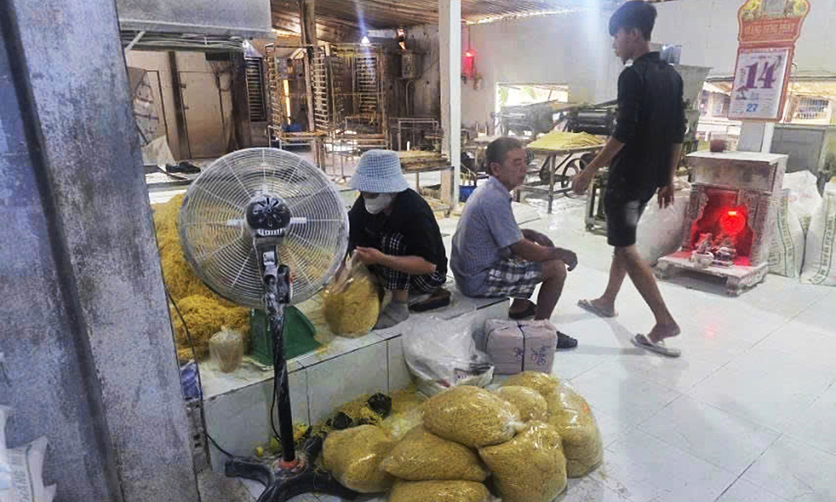 Lò sản xuất 2.800 tấn mì tươi 'ngậm' hàn the, thủy tinh lỏng ở TP HCM