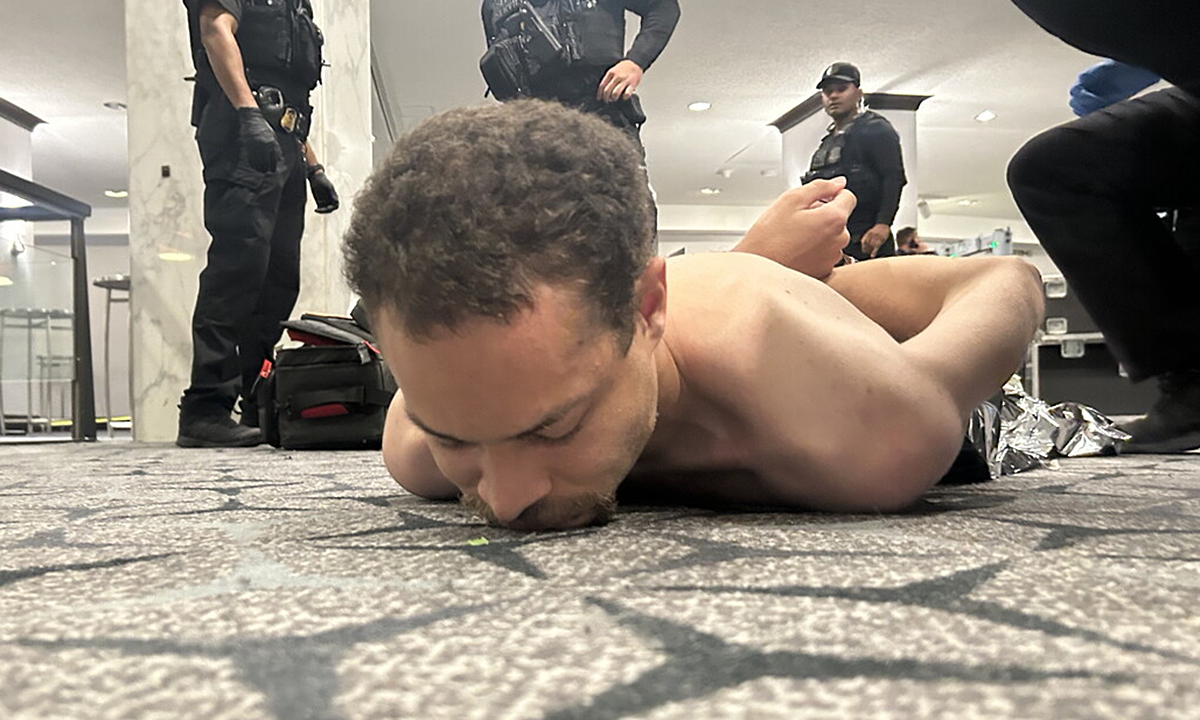 Khoảnh khắc tay súng cố xông vào bữa tiệc có ông Trump