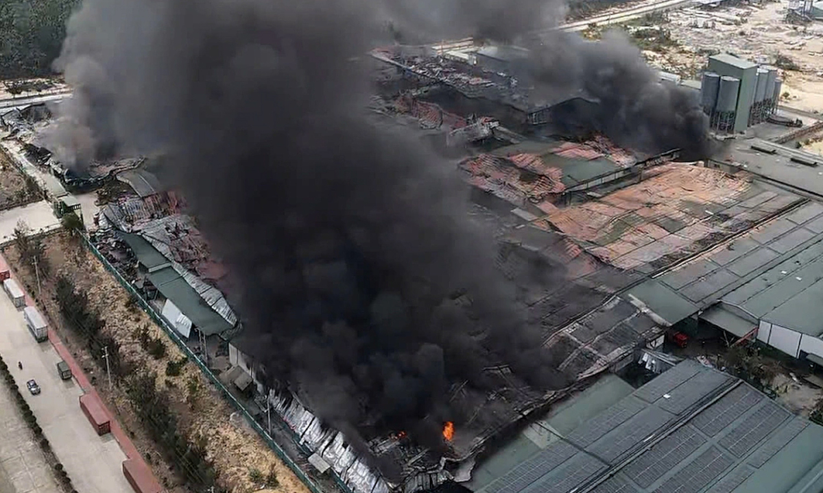 Cột khói cao hàng trăm mét bao trùm xưởng nhựa ở Gia Lai