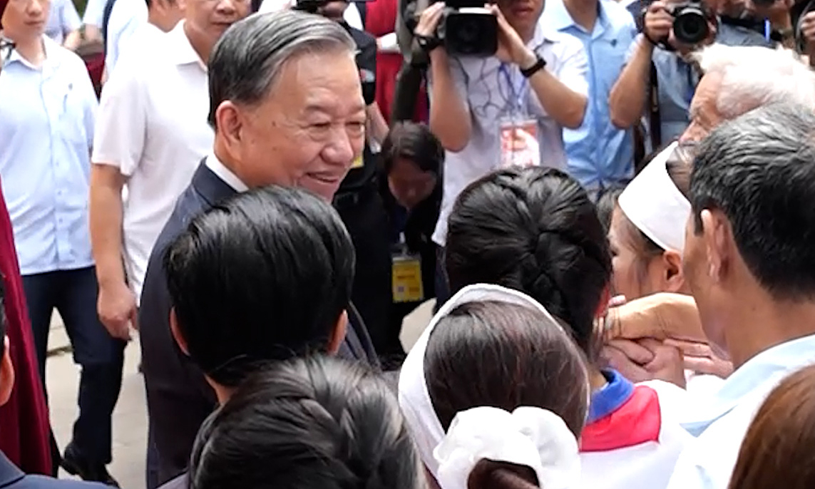 Tổng Bí thư, Chủ tịch nước Tô Lâm thăm hỏi người dân tại Đền Hùng