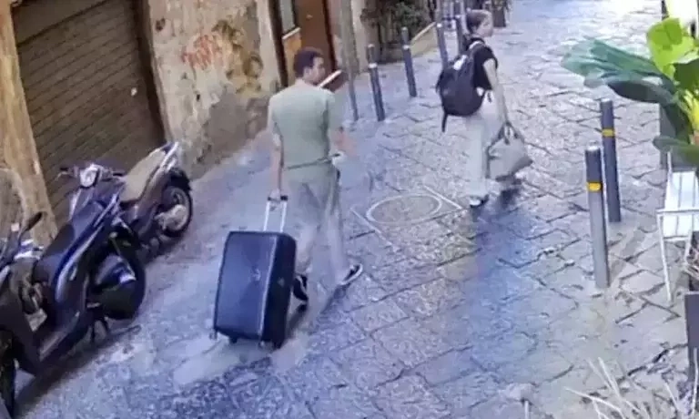 Con ném đồ từ tầng 3 gây chết người, bố mẹ bị truy tố