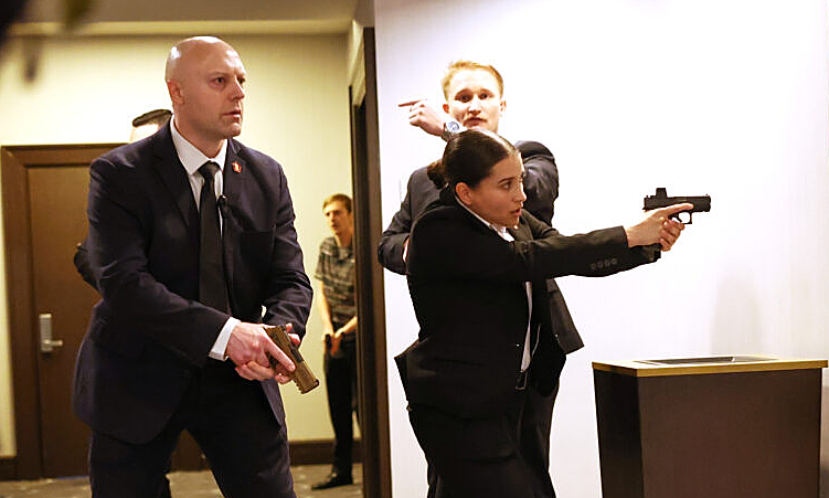 Tay súng có thể 'nhắm vào ông Trump và quan chức chính quyền'