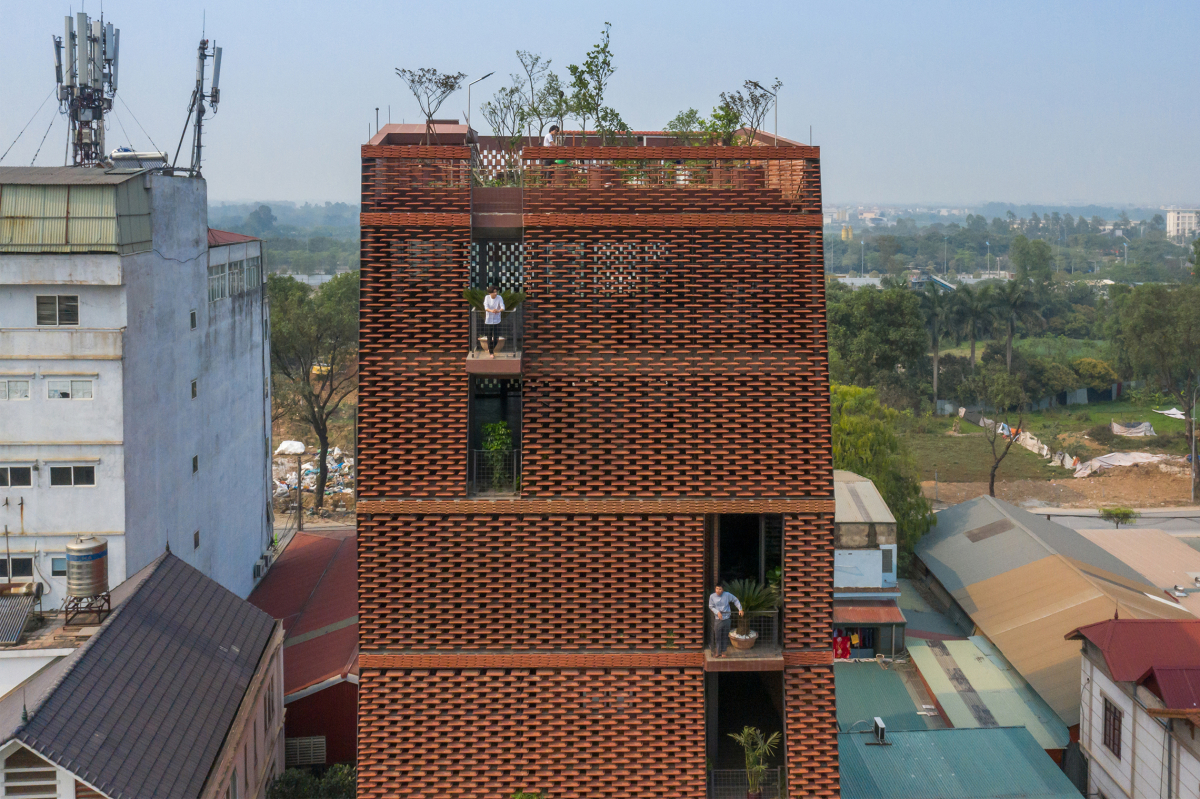 Nhà 1.150 m2 dùng 'dòng thác' ngói điều tiết ánh sáng và thông gió