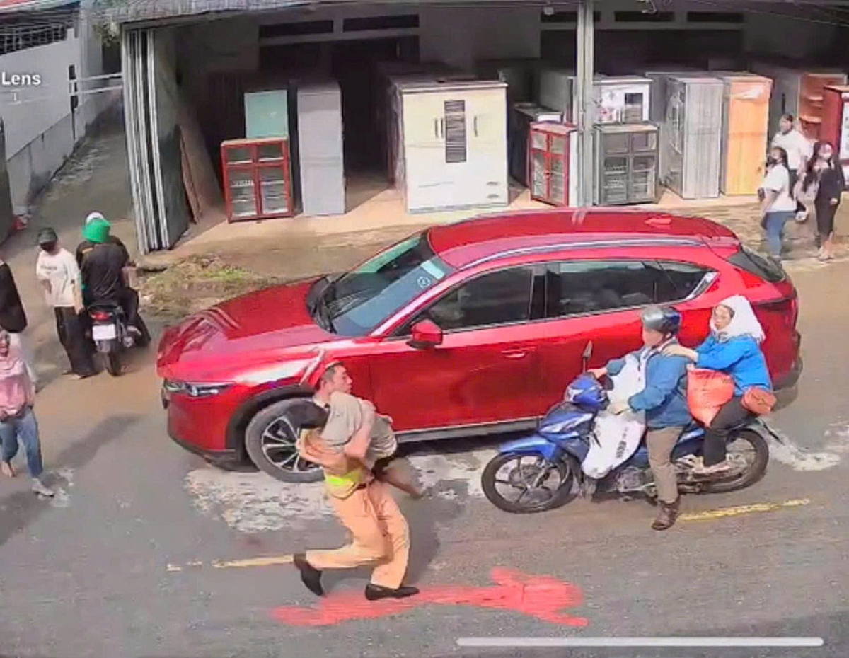 Cứu kịp thời cháu bé bị điện giật ở lễ hội té nước