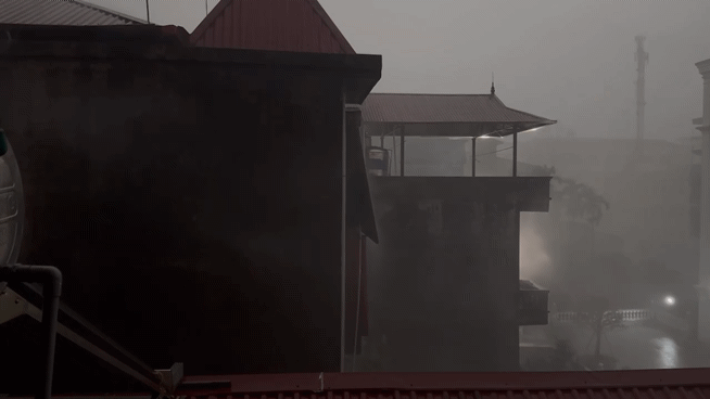 Giông thổi bay mái nhà, quật đổ cây ở Hà Nội