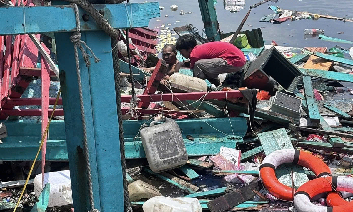 Tàu phát nổ, 5 người bị thương