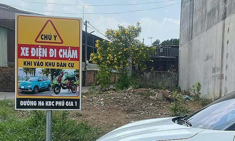 'Khu dân cư cảnh báo xe điện đi chậm'