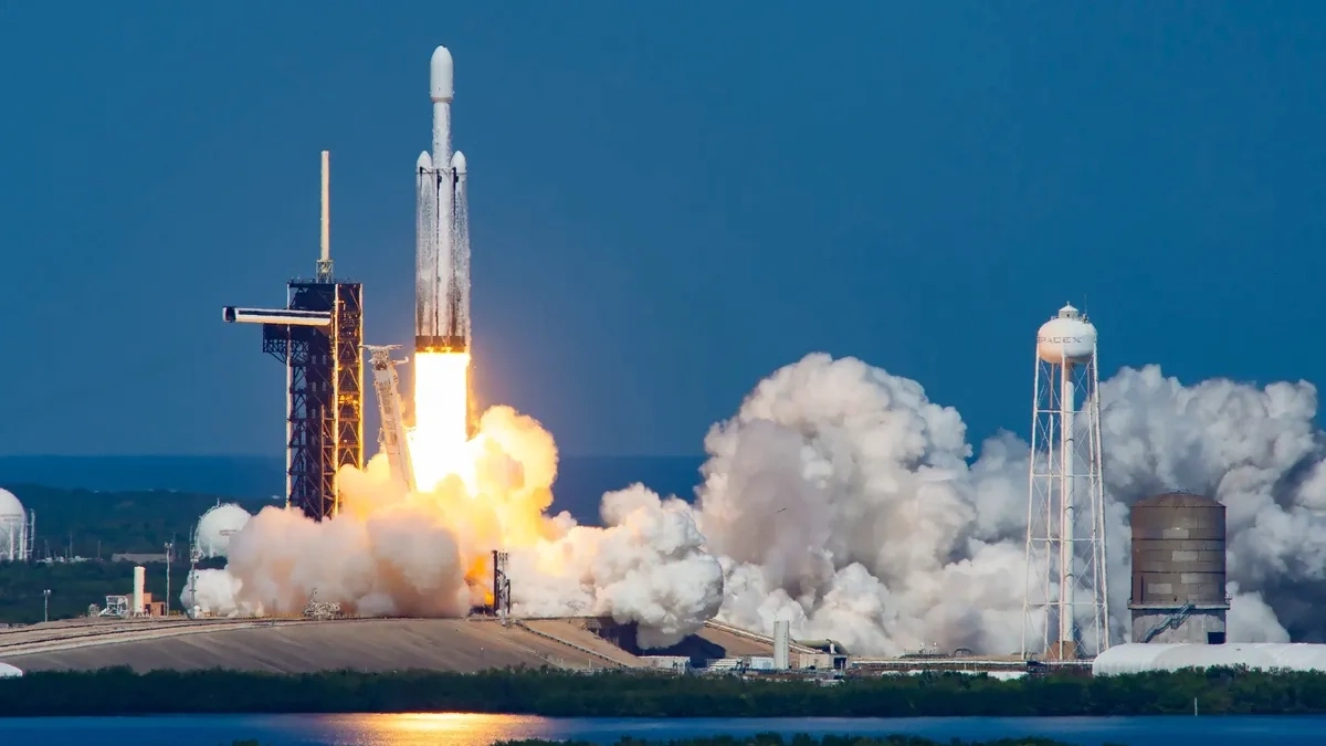 Tên lửa mạnh thứ hai thế giới Falcon Heavy tái xuất tối nay
