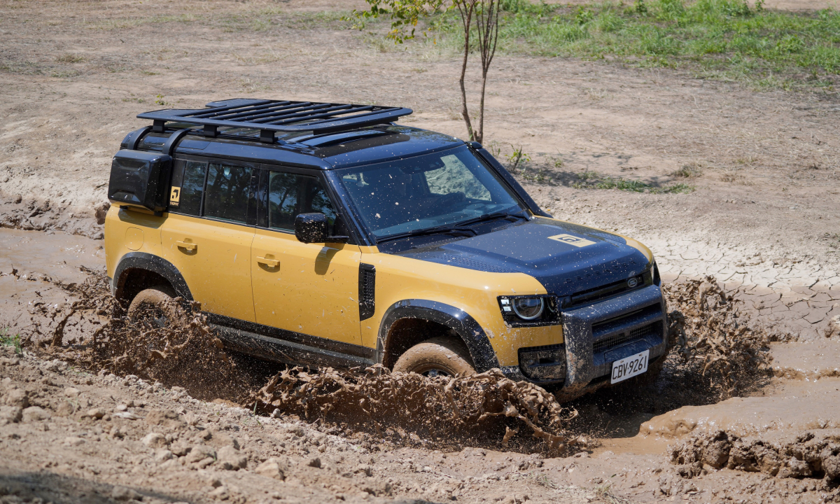 Land Rover Defender Trophy - SUV off-road hạng sang giá 7,489 tỷ đồng