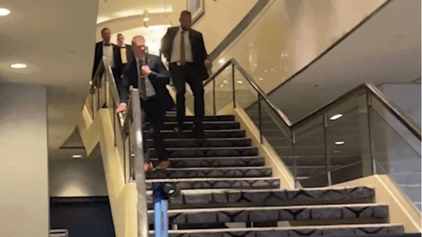 An ninh Mỹ phản ứng ra sao khi có tiếng súng gần ông Trump?