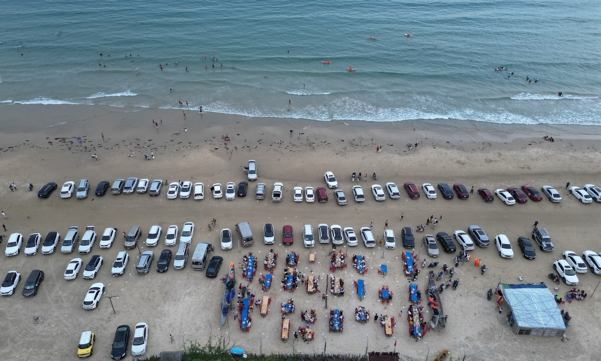 Khách đỗ kín ôtô trên bãi biển ở Quảng Ngãi