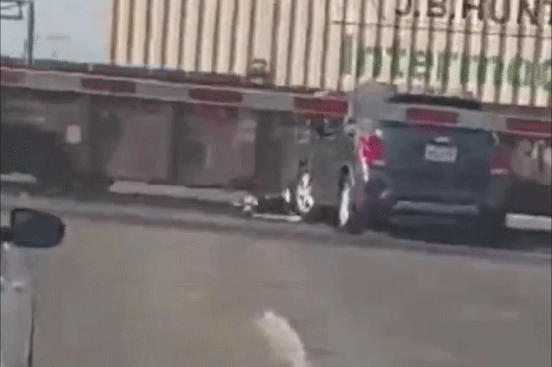 Khoảnh khắc tàu hỏa quệt nát mũi ôtô ở Mỹ