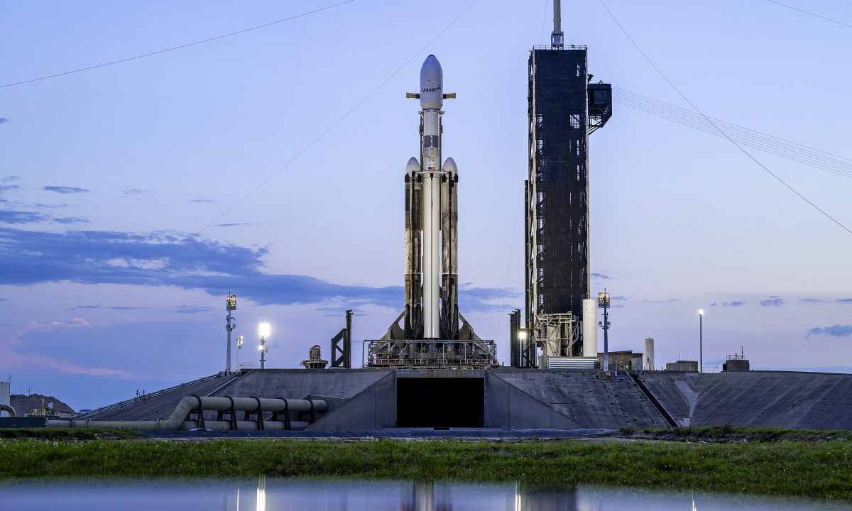 SpaceX hoãn phóng 'siêu tên lửa' Falcon Heavy