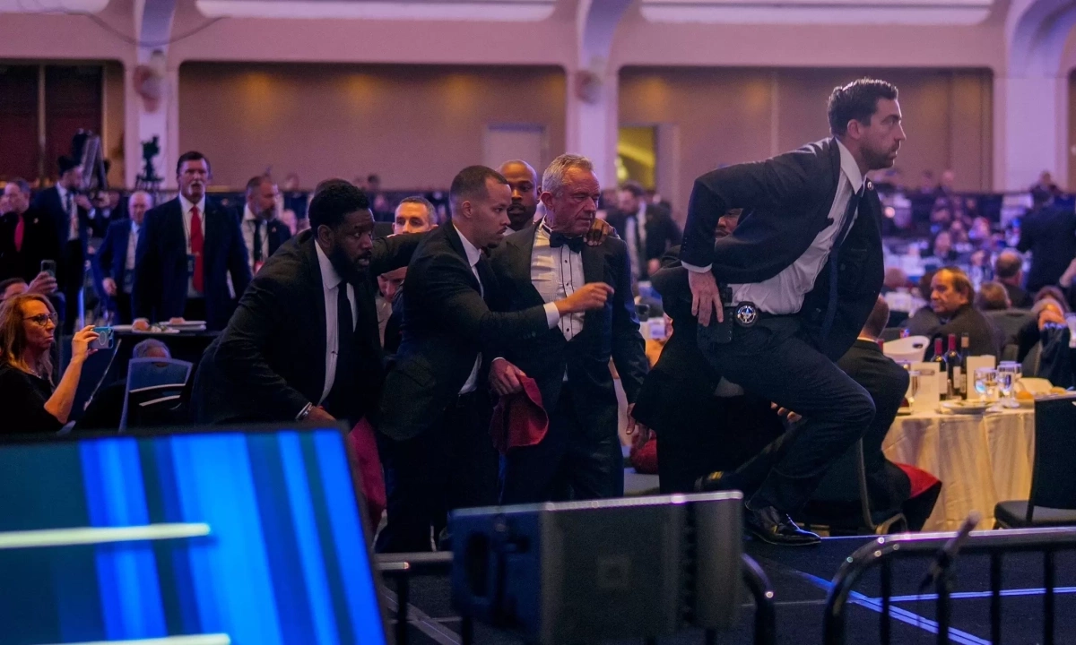 Những phút hỗn loạn trong vụ nổ súng ở nơi ông Trump dự tiệc