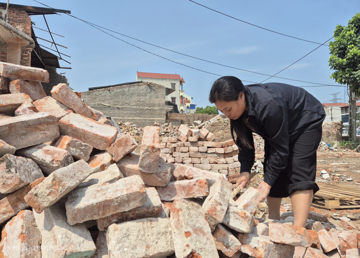 Người dân tự dỡ nhà, hạ cây để mở rộng quốc lộ 6