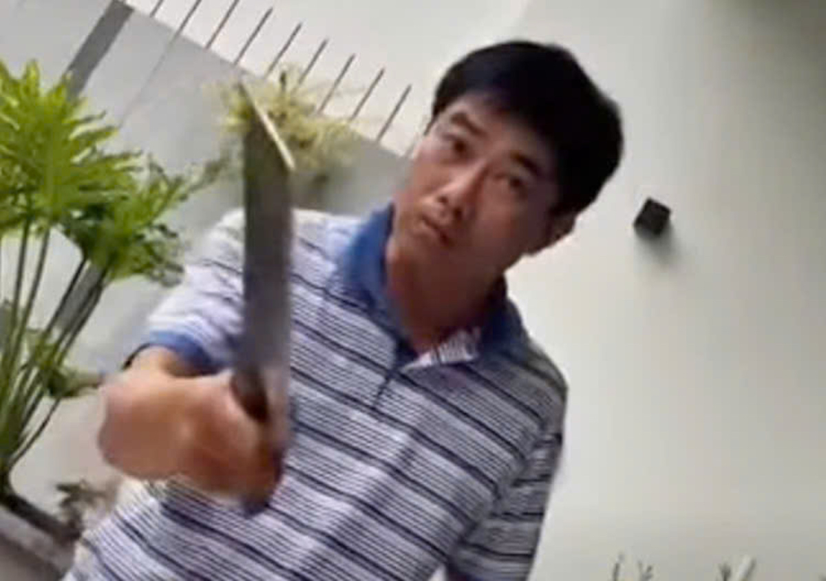 Công an làm việc với chủ nhà cầm dao dọa chém thợ sửa khóa